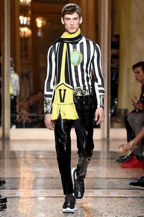 pasarela versace hombre milan 2010|More.